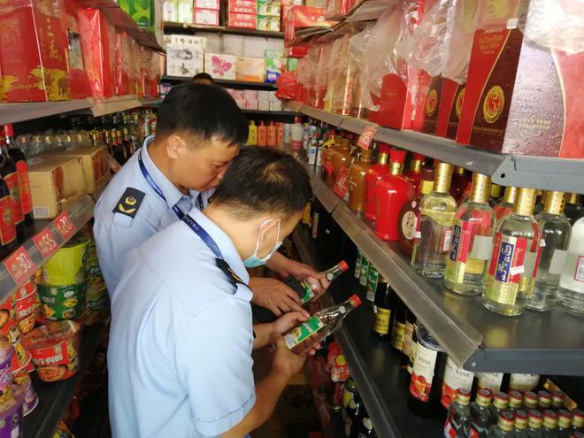 梧州龍圩區(qū)市場監(jiān)管局共查獲一批問題白酒105瓶,立案6起!