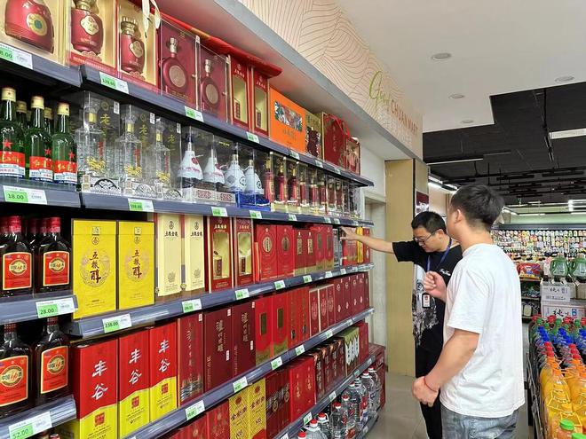 雨城區開展&ldquo;特供酒&rdquo;清源斷鏈奏響&ldquo;舌尖保衛戰&rdquo;號角